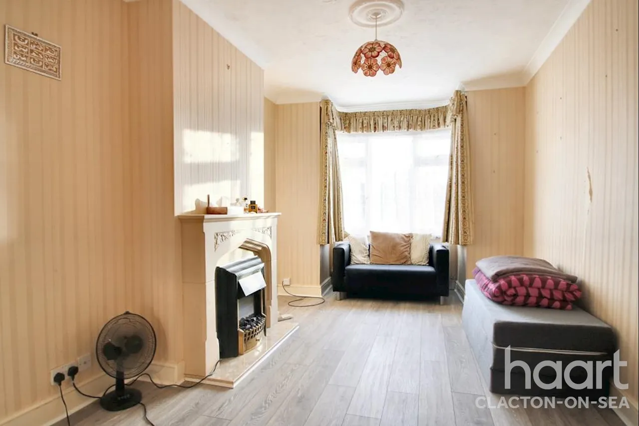 2 bed house to rent, Oxford Crescent, CO15