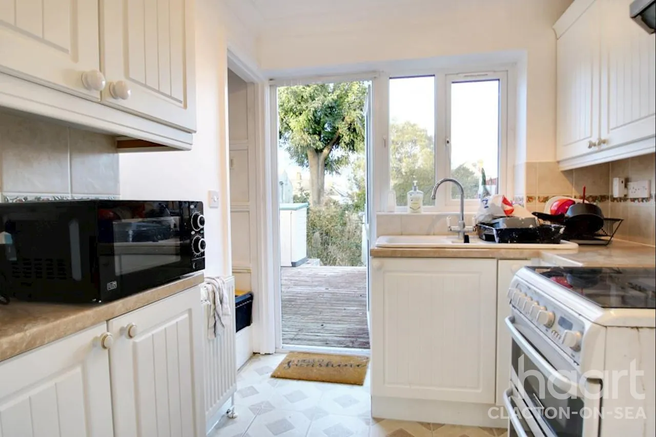 Oxford Crescent, CO15, photo 3