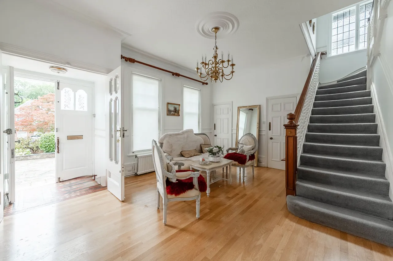 63 Oakleigh Avenue, London, photo 5
