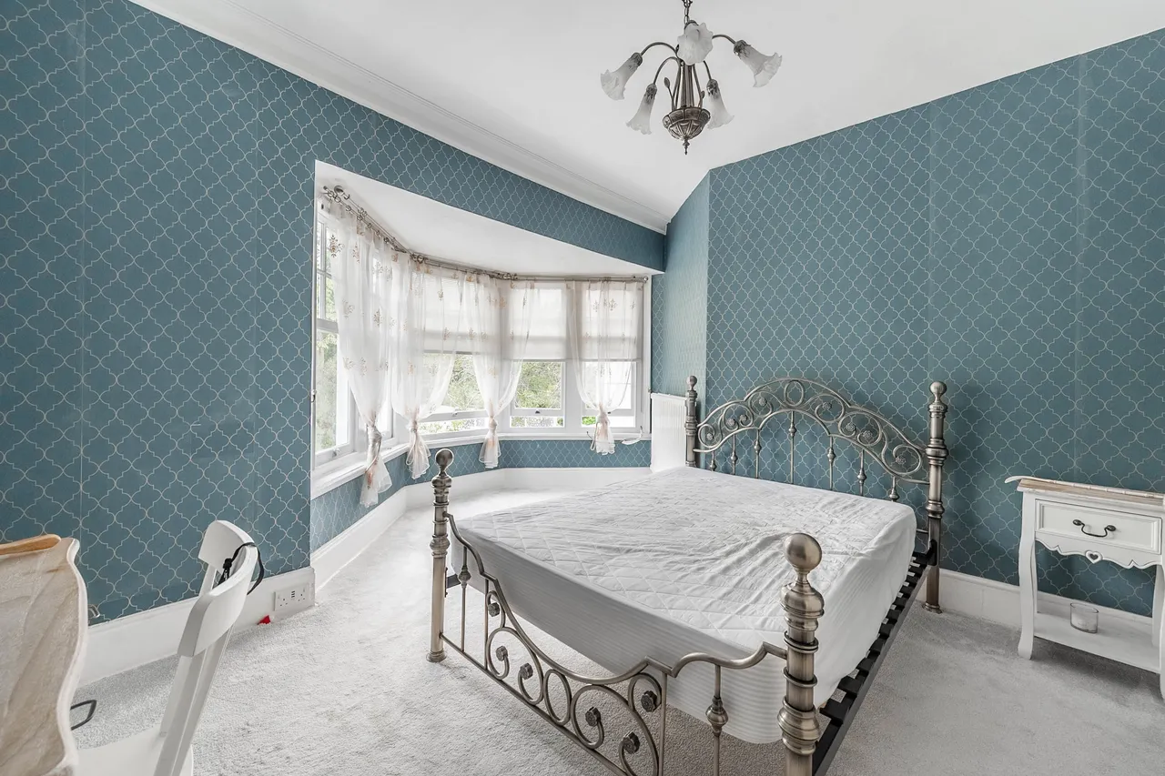 63 Oakleigh Avenue, London, photo 3