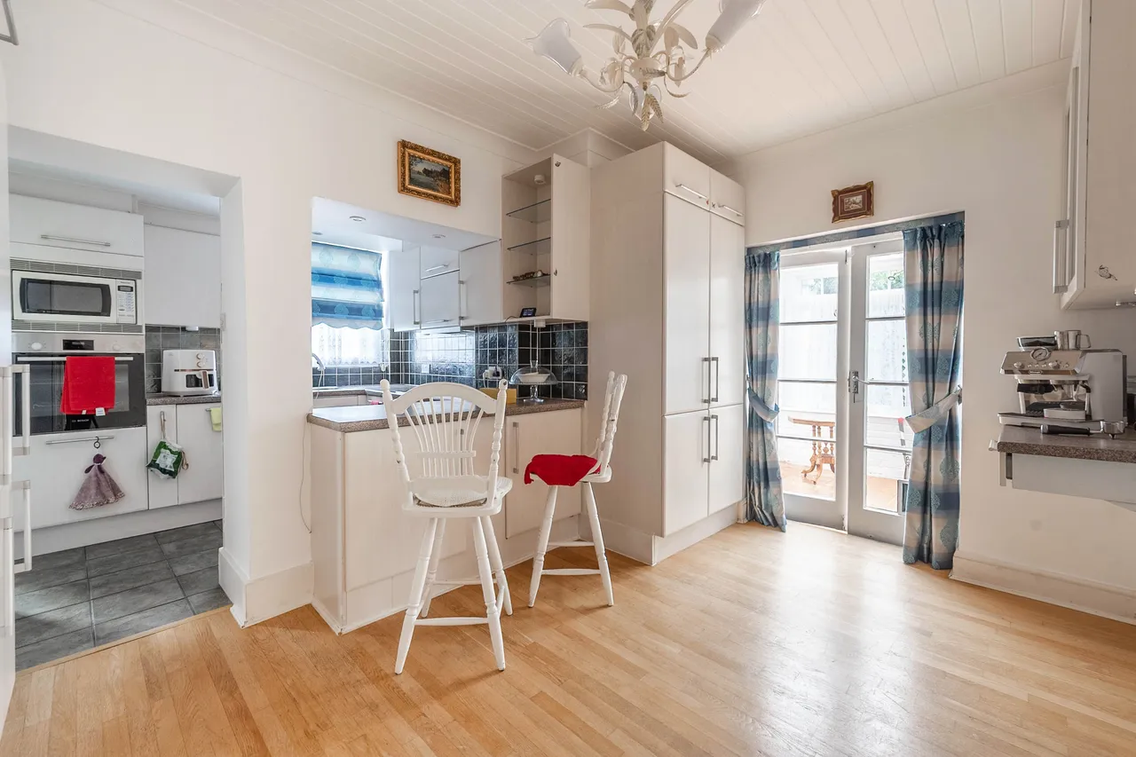 63 Oakleigh Avenue, London, photo 11