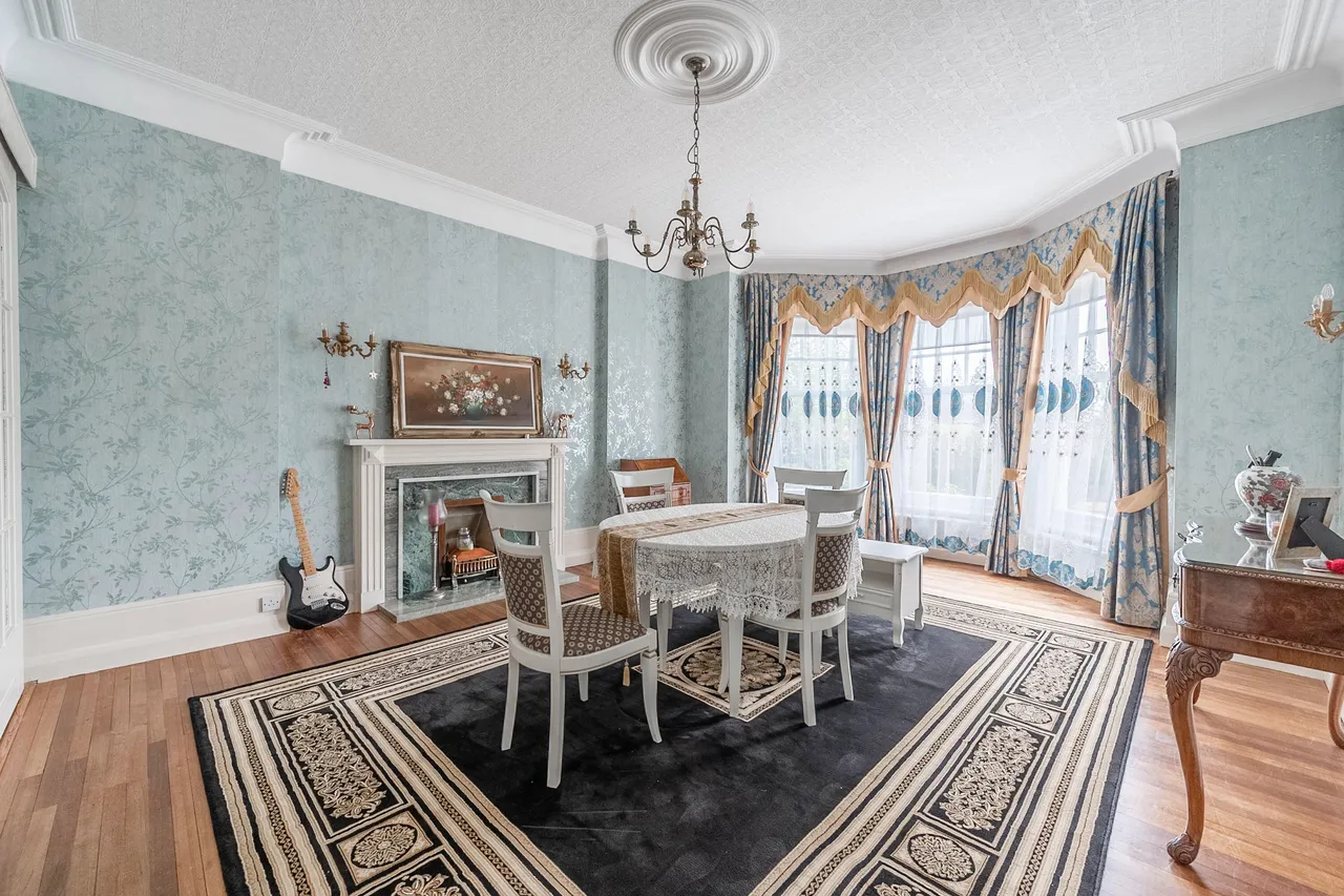 63 Oakleigh Avenue, London, photo 2