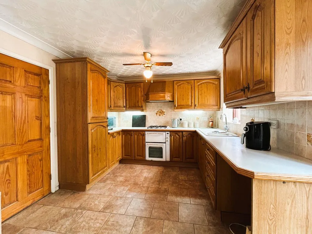 Widgeon Grove, Featherstone, WV10, photo 4