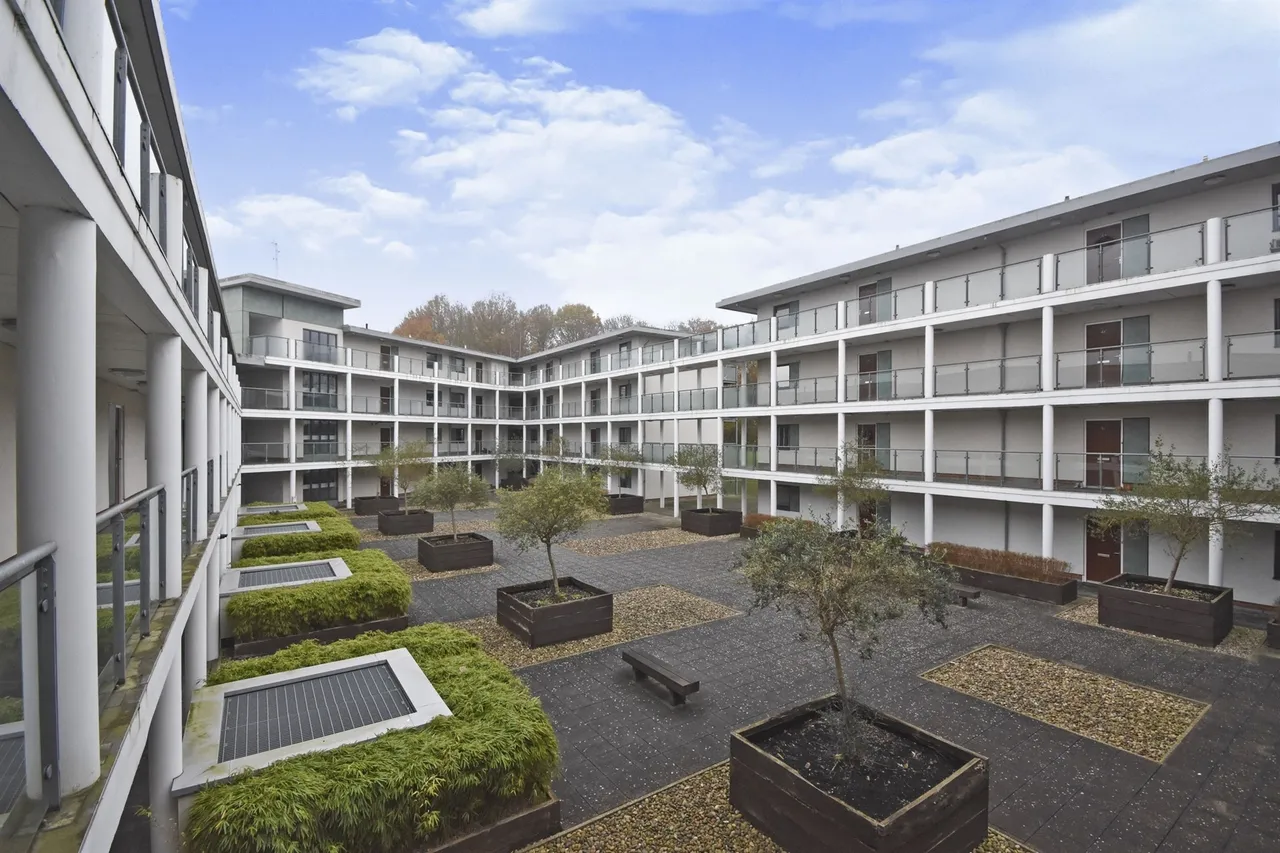 2 bed flat for sale — Rollason Way, Brentwood