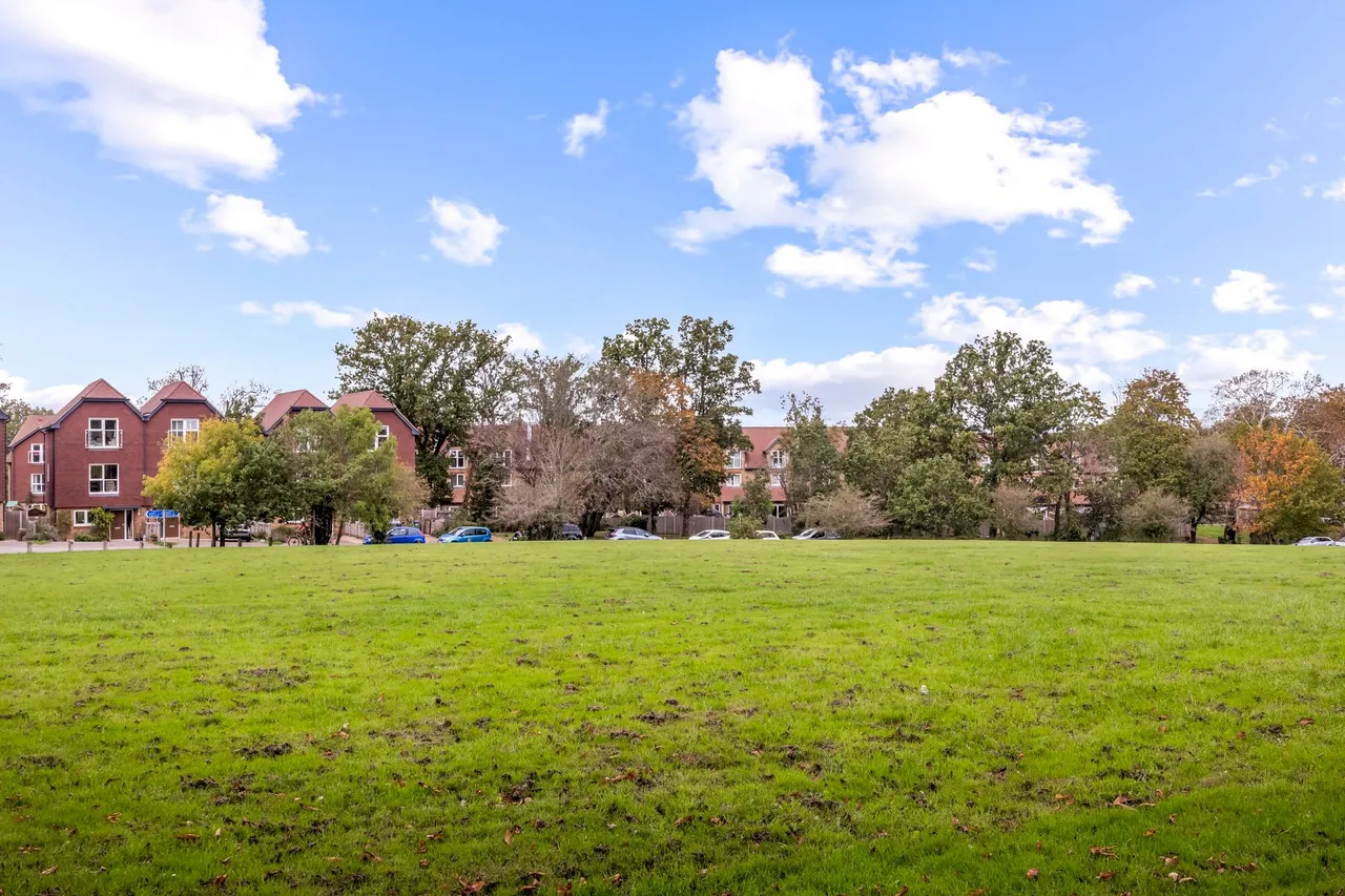 Barnes Wallis Avenue, Christs Hospital, RH13, photo 16