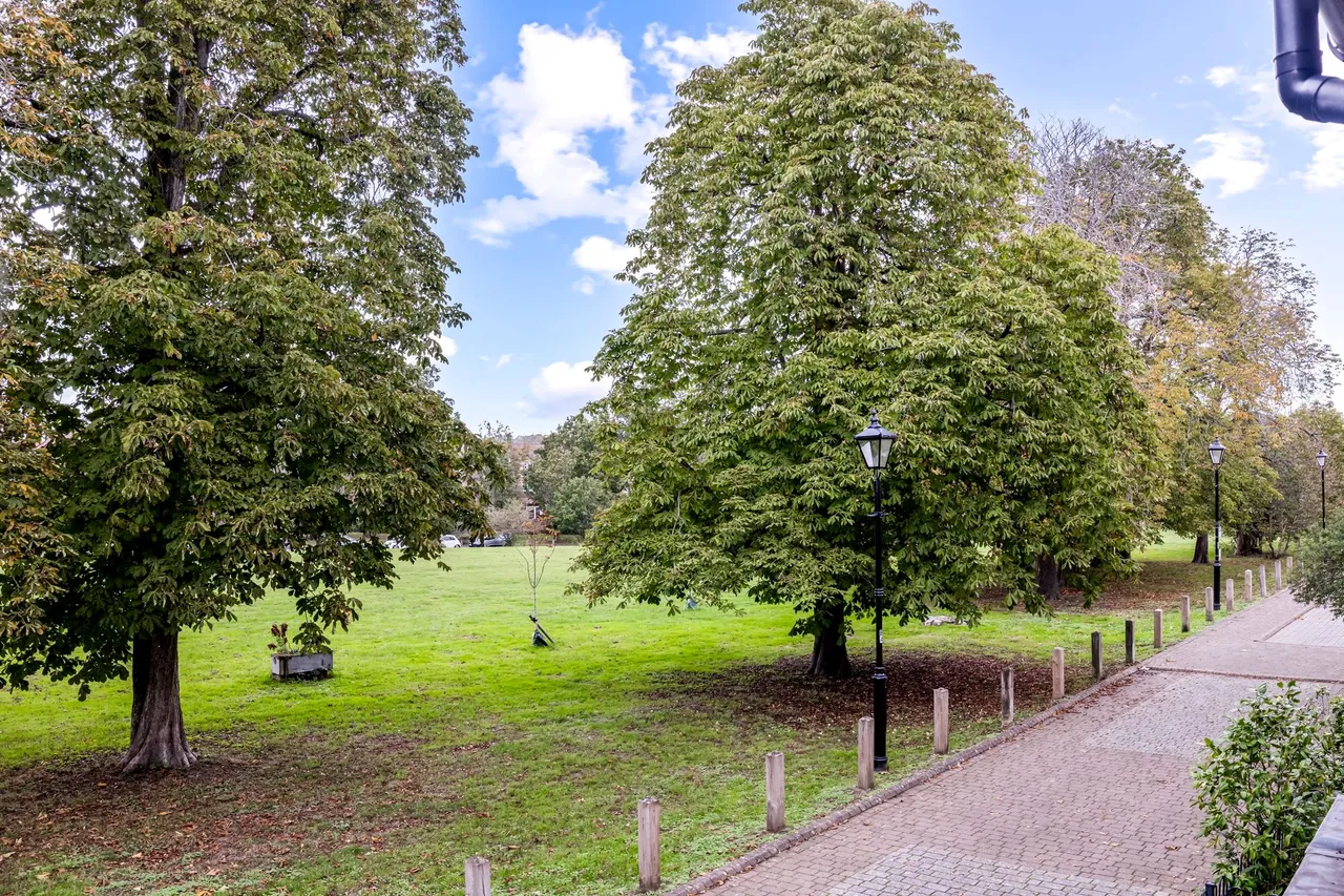 Barnes Wallis Avenue, Christs Hospital, RH13, photo 17