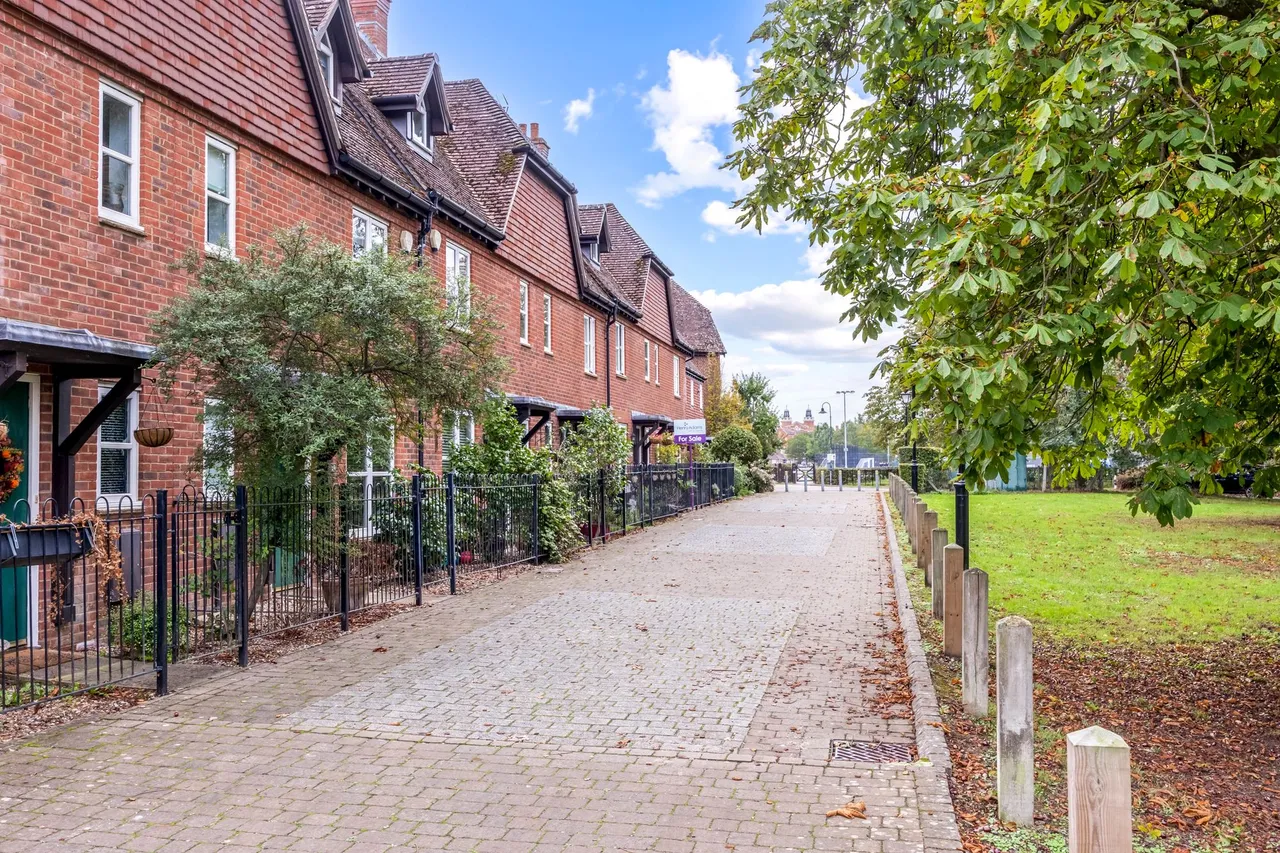 Barnes Wallis Avenue, Christs Hospital, RH13, photo 18