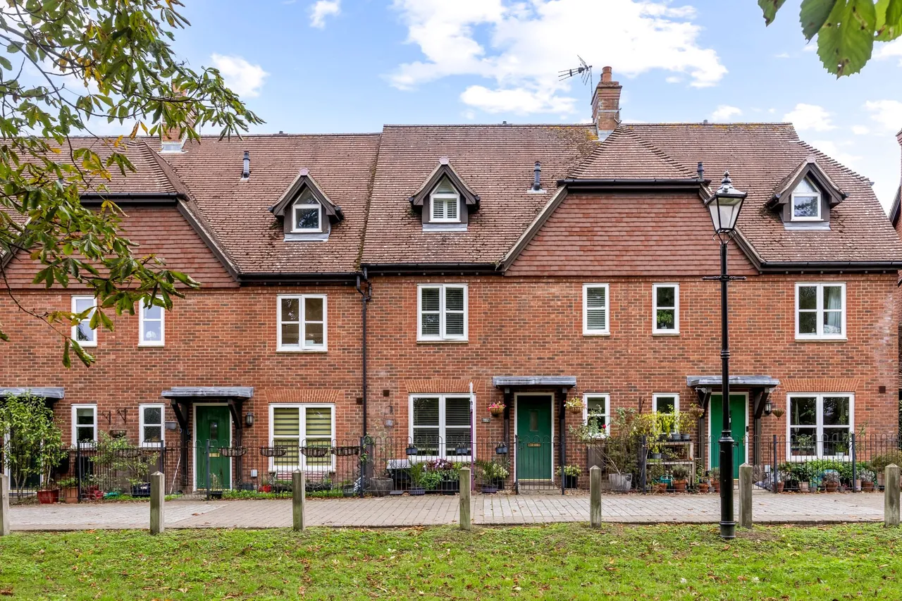 3 bed property for sale, Barnes Wallis Avenue, Christs Hospital, RH13