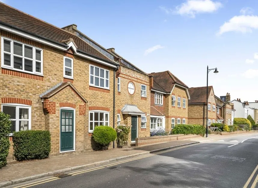 2 bed flat for sale, Thames Street, Sunbury-On-Thames, TW16