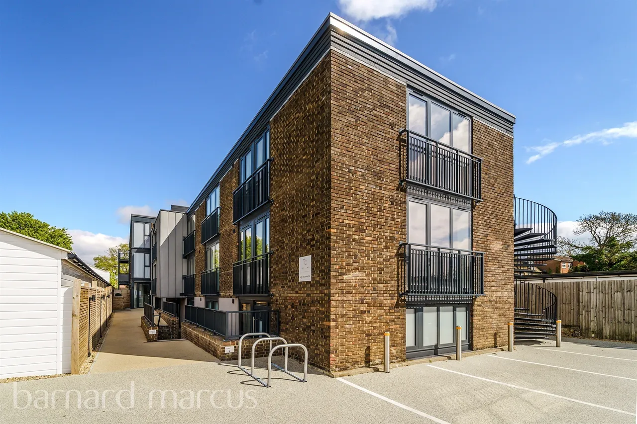Tealing Drive, Epsom, KT19, photo 11