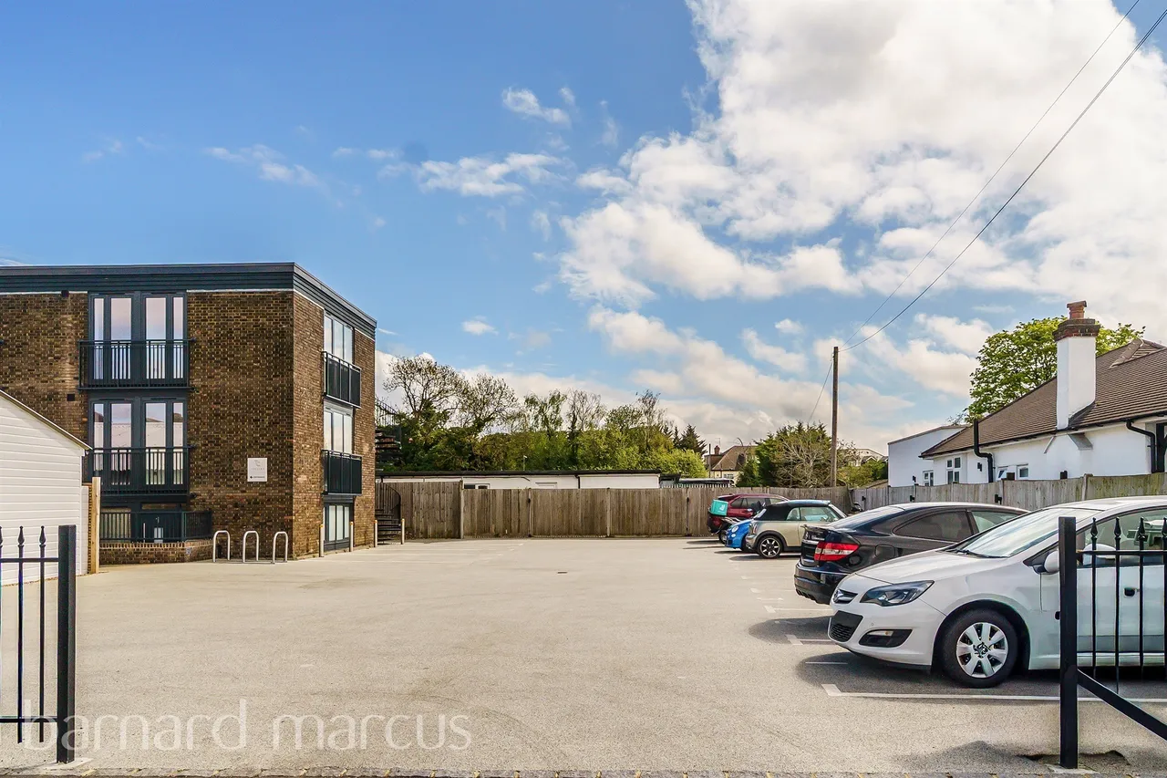 Tealing Drive, Epsom, KT19, photo 10
