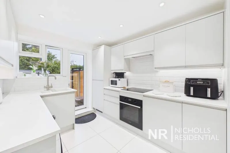 Bridge Road, Chessington, KT9, photo 2