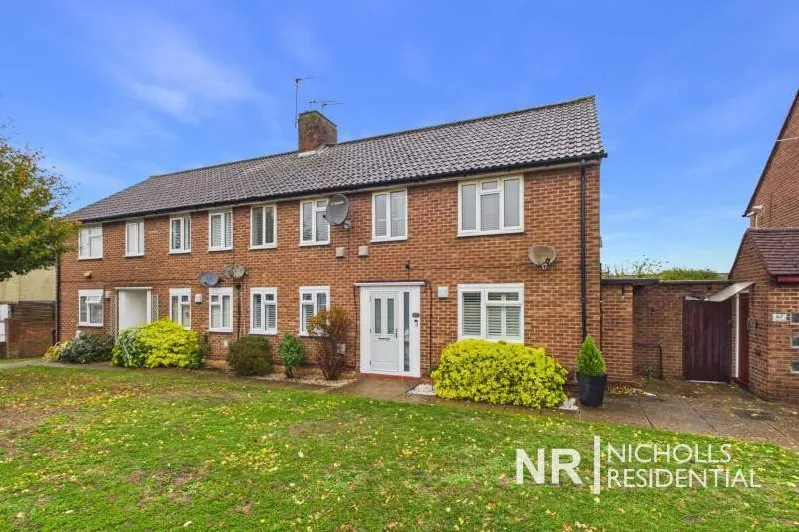 2 bed flat for sale, Bridge Road, Chessington, KT9