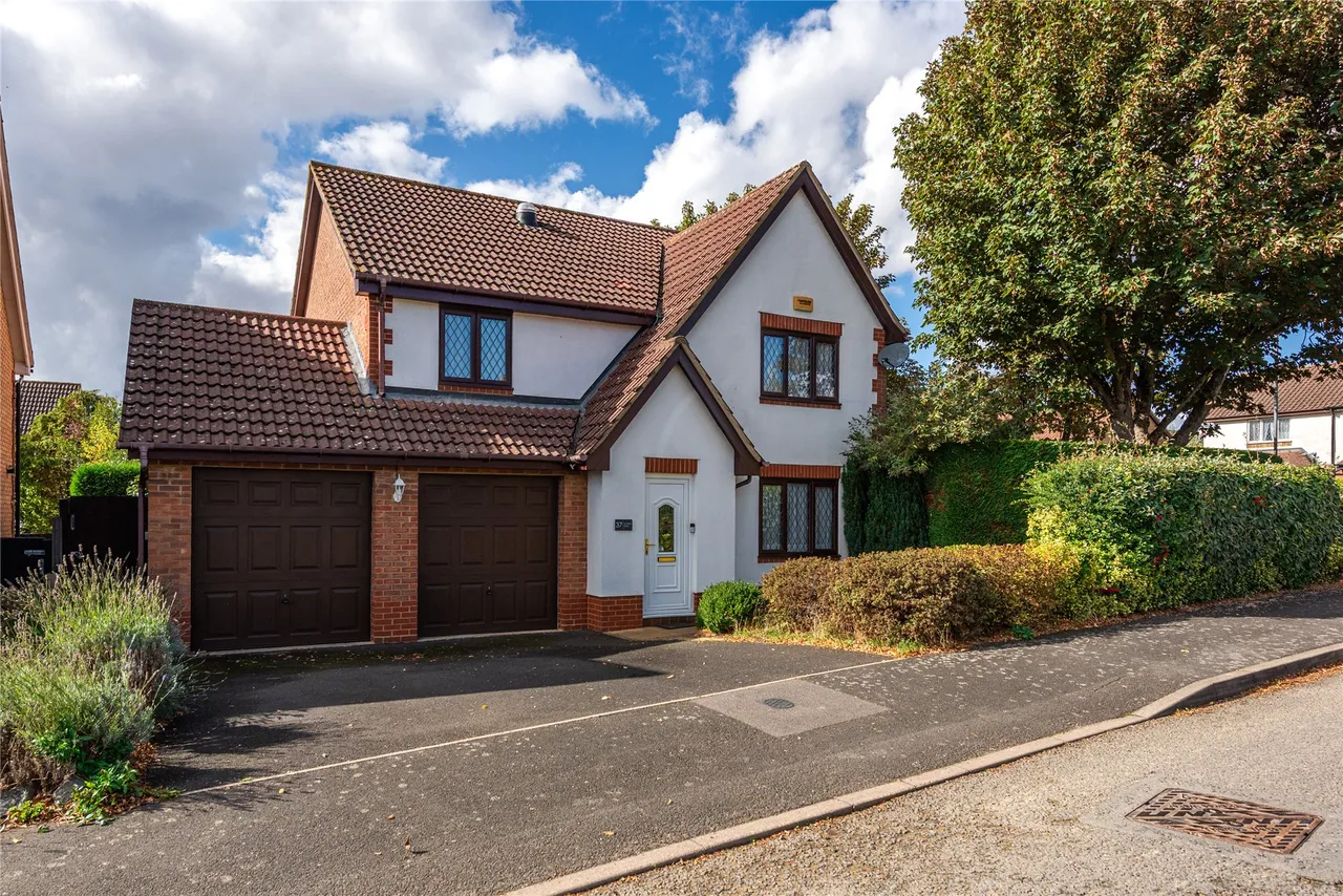 4 bed property for sale, St Johns Drive, Stone, HP17