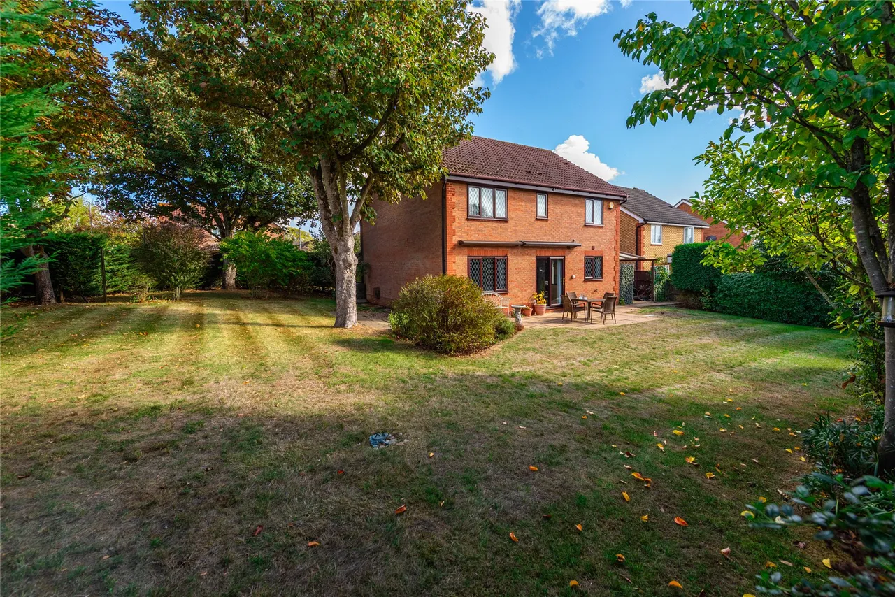St Johns Drive, Stone, HP17, photo 2