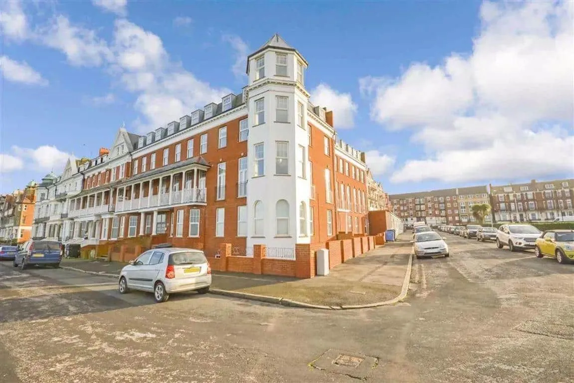 2 bed flat to rent, Lewis Crescent, Cliftonville, CT9