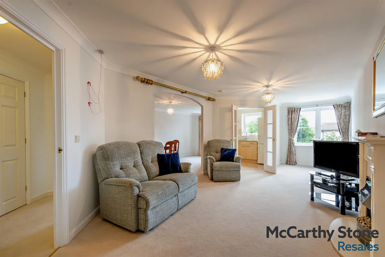 2 bed flat for sale, Grange Road, Uckfield, TN22