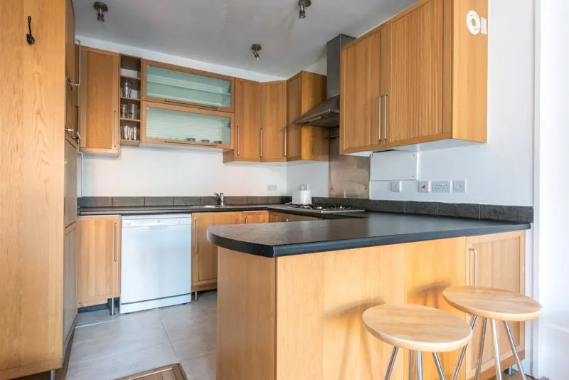 Hersham Road, Walton-On-Thames KT12 1RN, photo 2