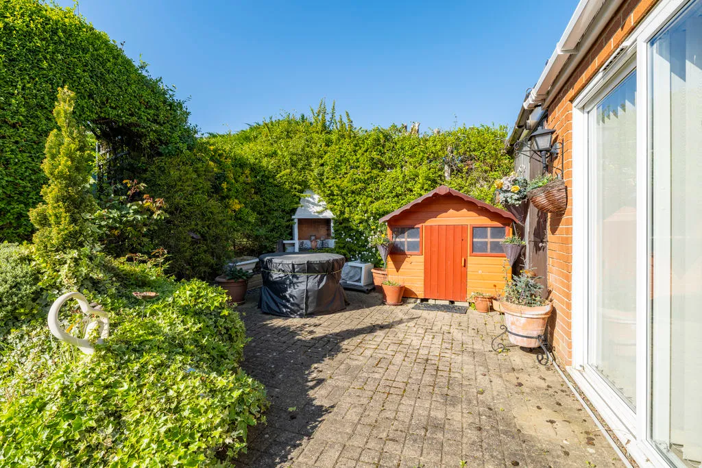 Sutherland Grove, Bletchley, MK3, photo 12