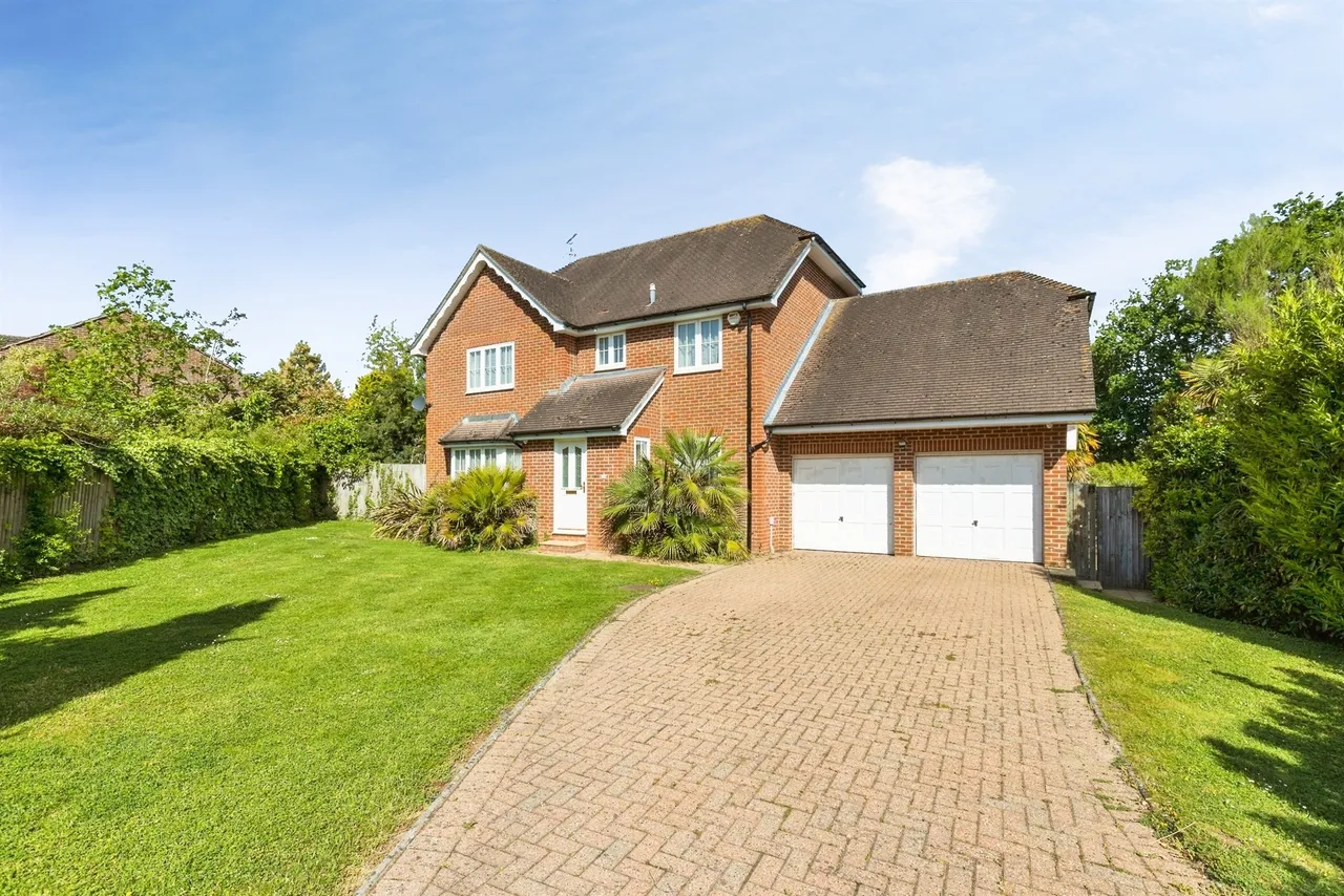 5 bed house for sale — College Road, Southwater, Horsham