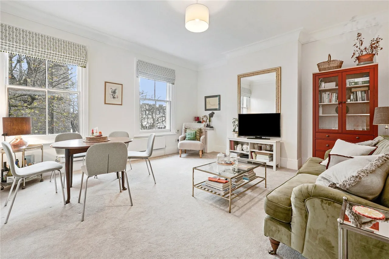 2 bed flat for sale, St. Philip Square, London, SW8