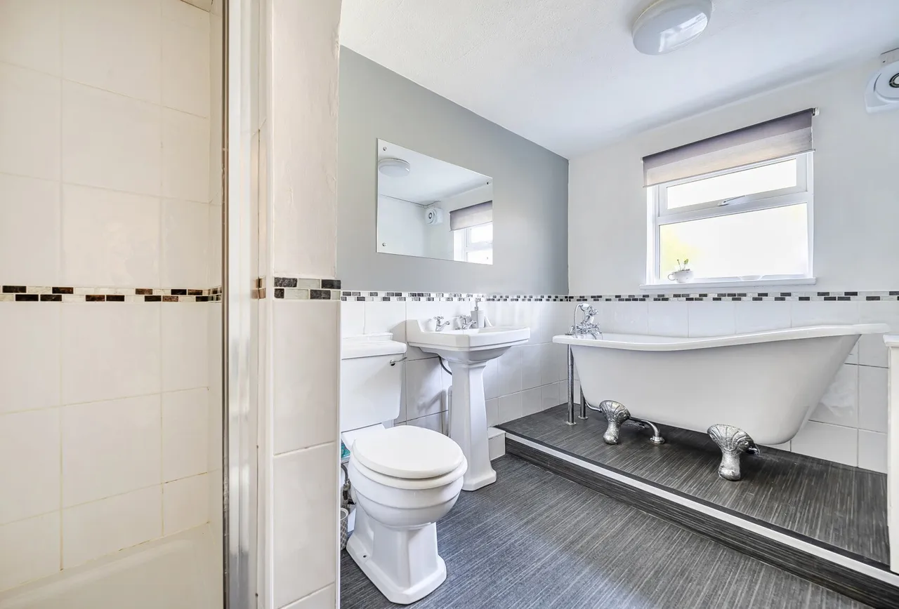 Hucclecote Road, Gloucester, GL3 3TZ, photo 5