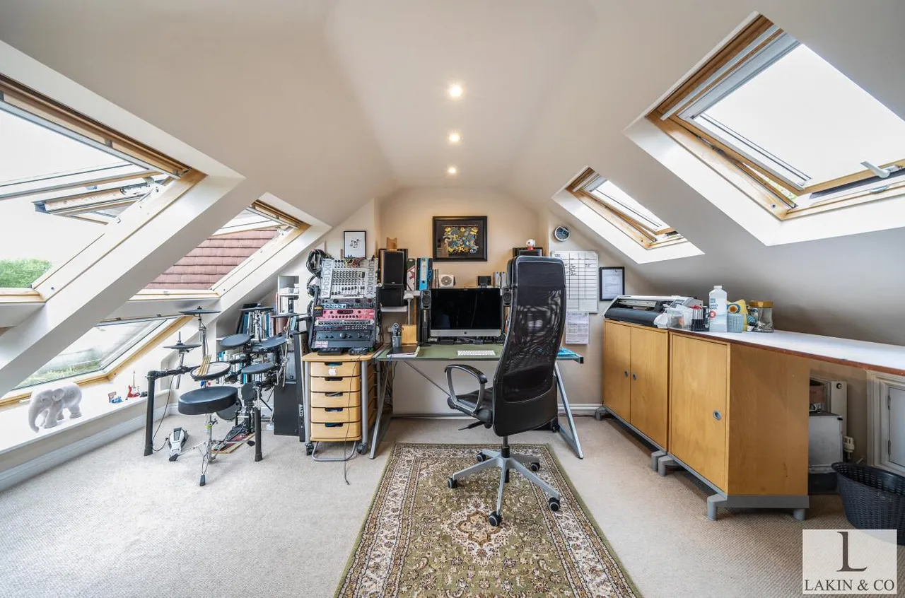 Hoylake Crescent, Ickenham, UB10 8JL, photo 10