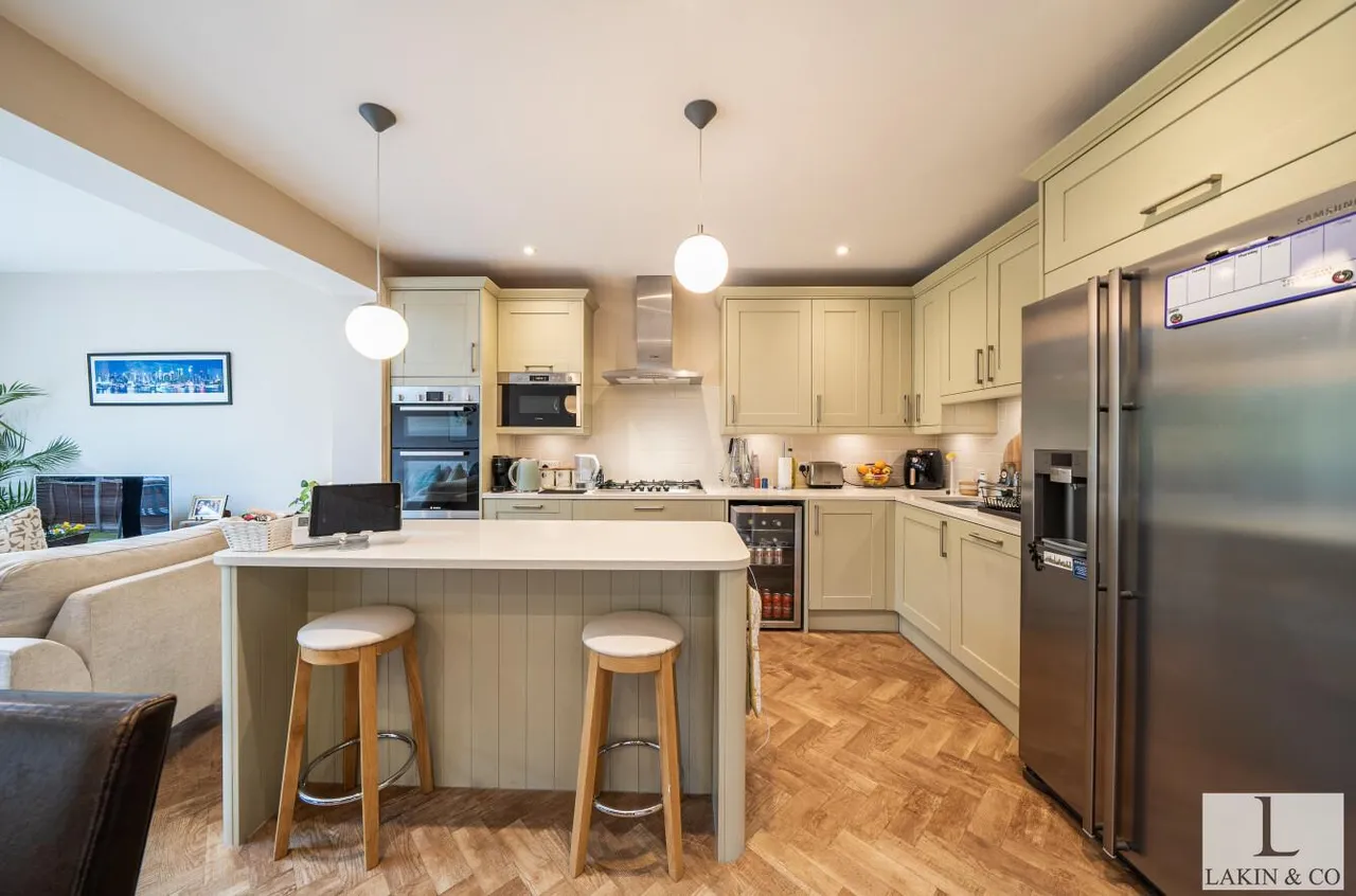 Hoylake Crescent, Ickenham, UB10 8JL, photo 3