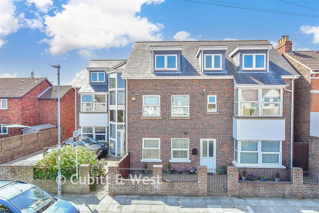 2 bed flat for sale, Henderson Road, Southsea, PO4