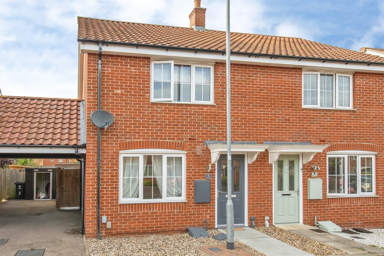 2 bed house for sale, Dresden Square, Clacton-On-Sea, CO16