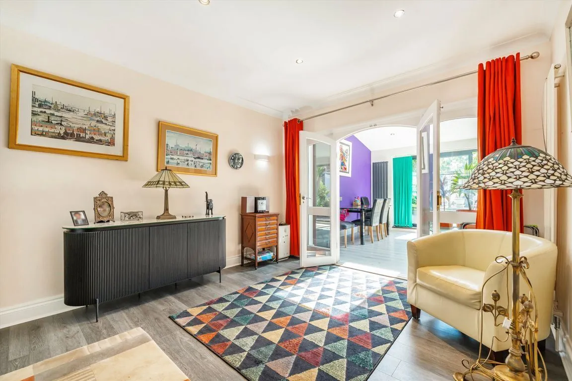 Nelson Road, TW2, photo 4