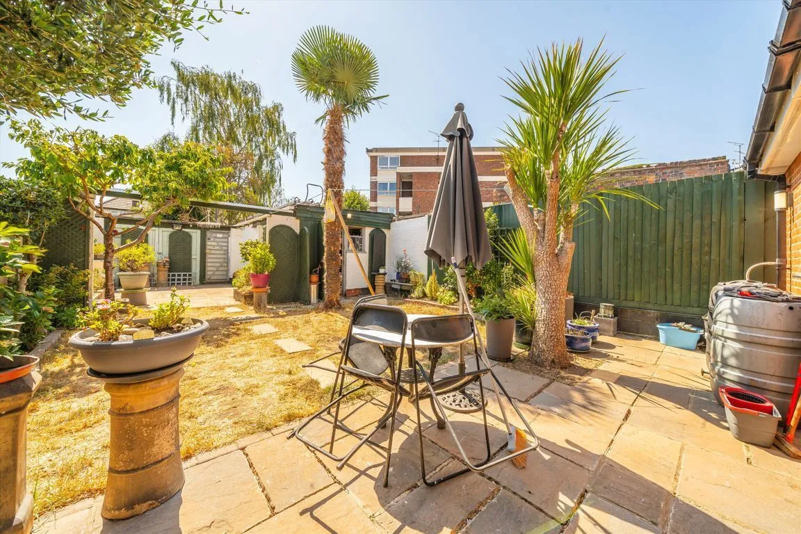 Nelson Road, TW2, photo 9