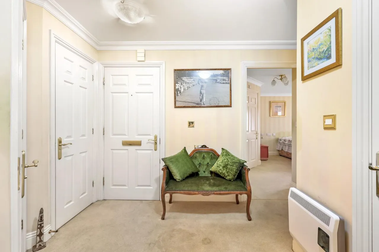 Victoria Road, Buckhurst Hill, IG9 5EW, photo 6