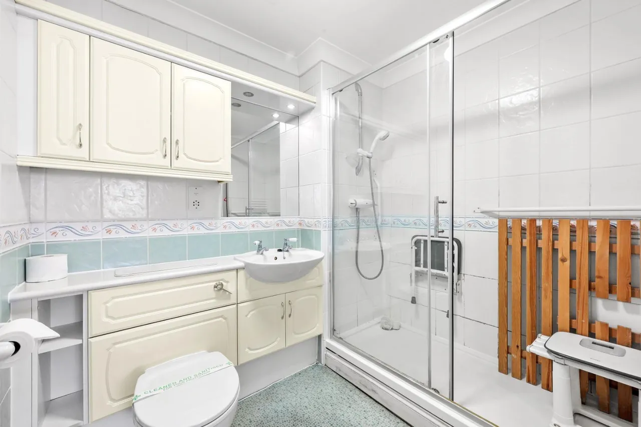 2 bed flat for sale — Victoria Road, Buckhurst Hill, IG9 5EW