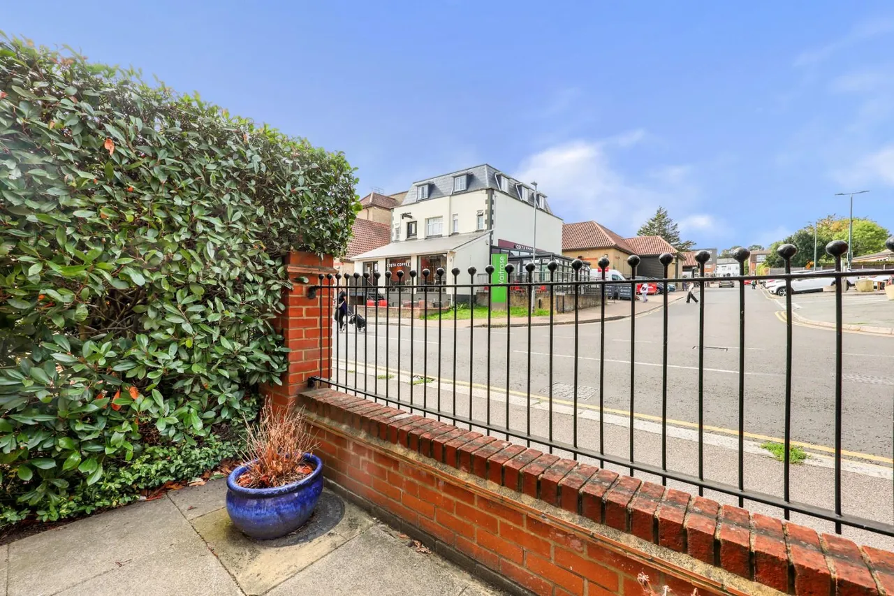 Victoria Road, Buckhurst Hill, IG9 5EW, photo 11