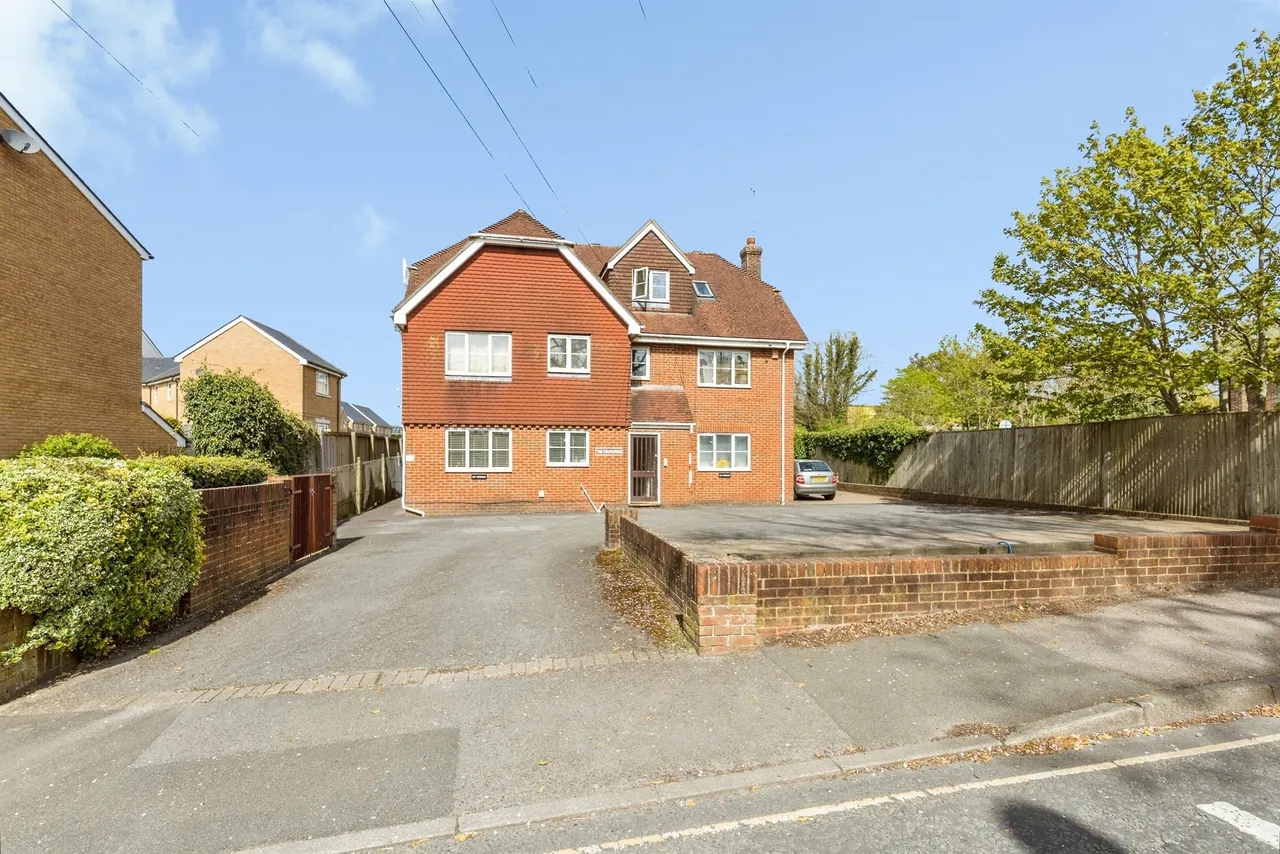2 bed flat for sale, Parsonage Road, Horsham, RH12