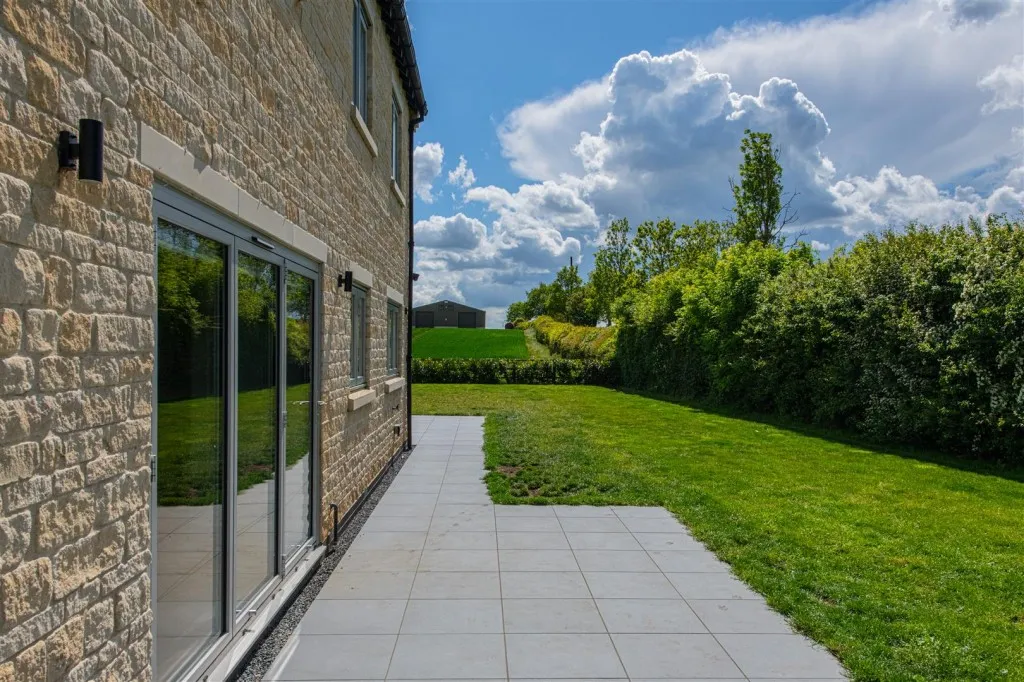 Coles Close, Little Harrowden, photo 41