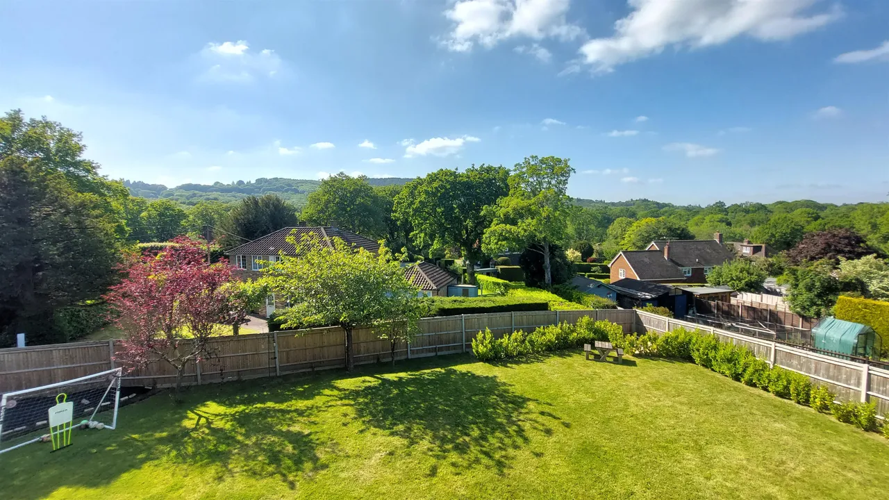Grayswood Road, HASLEMERE, GU27, photo 2
