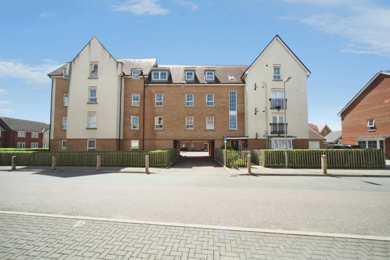 2 bed flat for sale, Design Drive, Dunstable, LU6