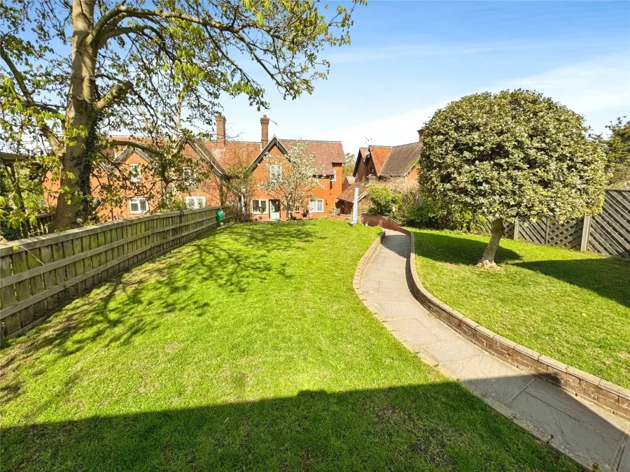 with 4 bedrooms in Gilston, Harlow, CM20, photo 10