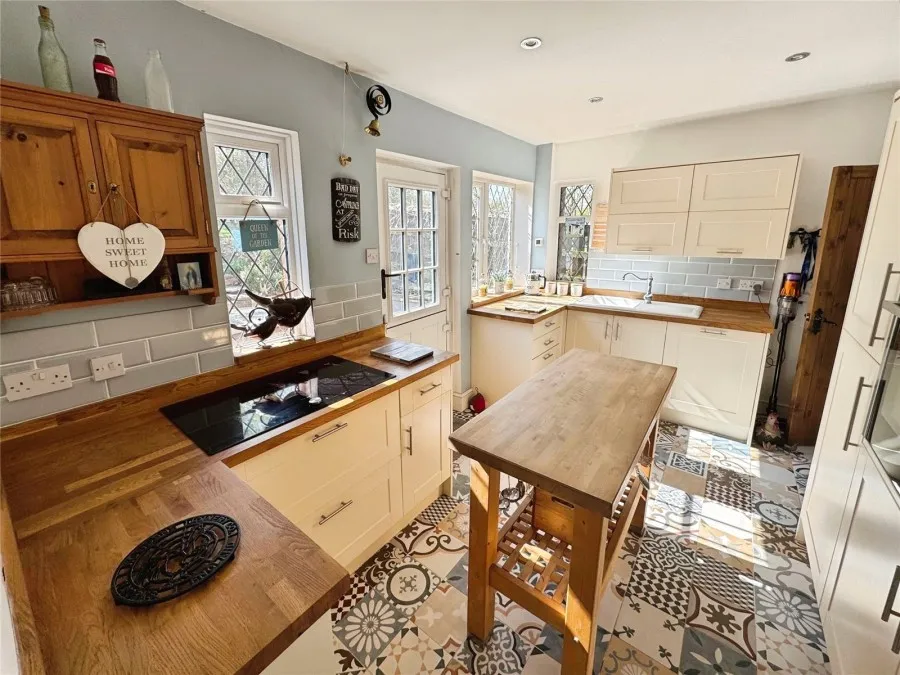with 4 bedrooms in Gilston, Harlow, CM20, photo 3