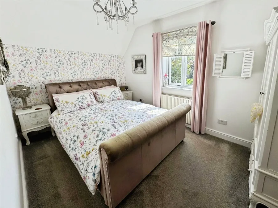 with 4 bedrooms in Gilston, Harlow, CM20, photo 5