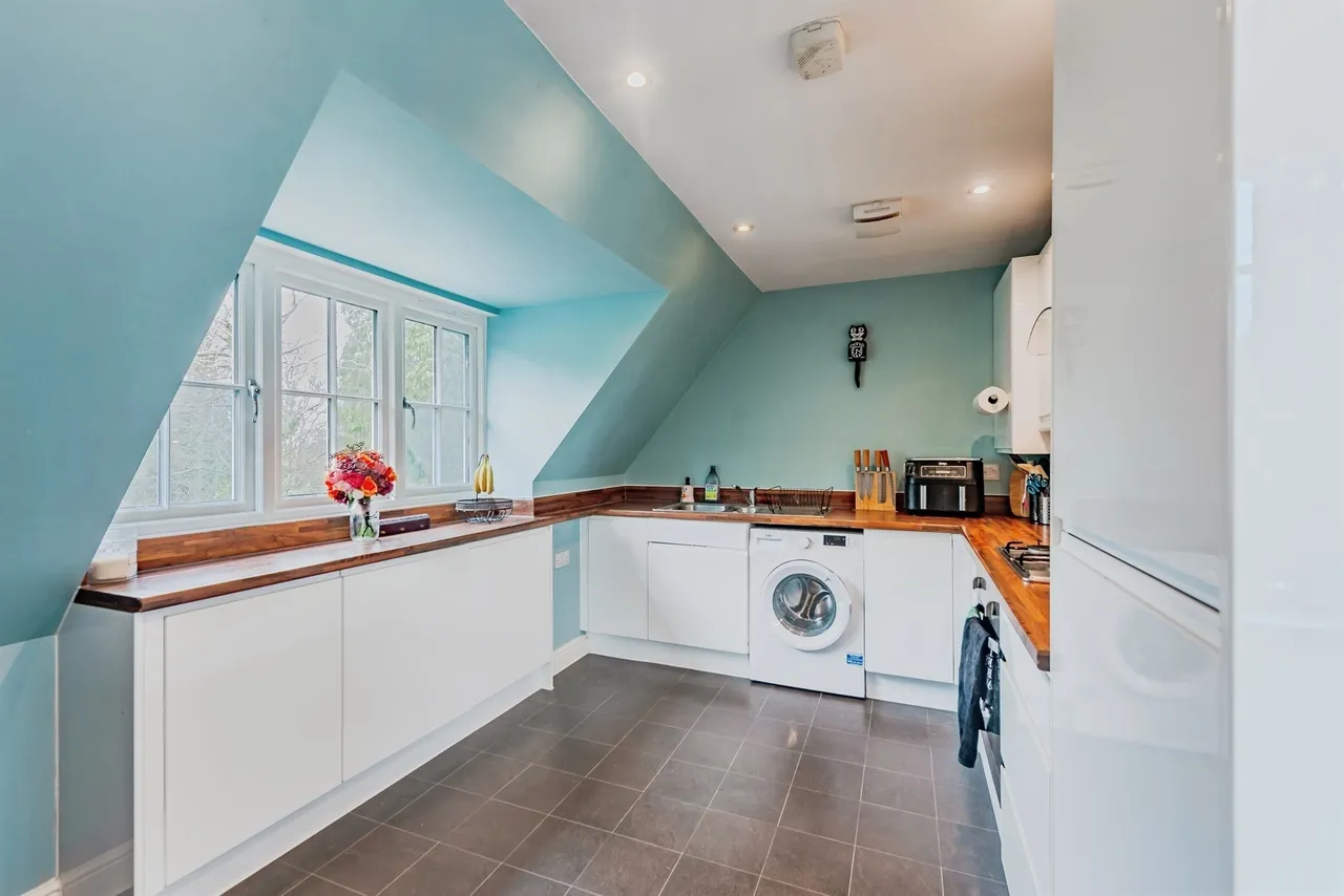 2 bed flat for sale — White Post Hill, Redhill