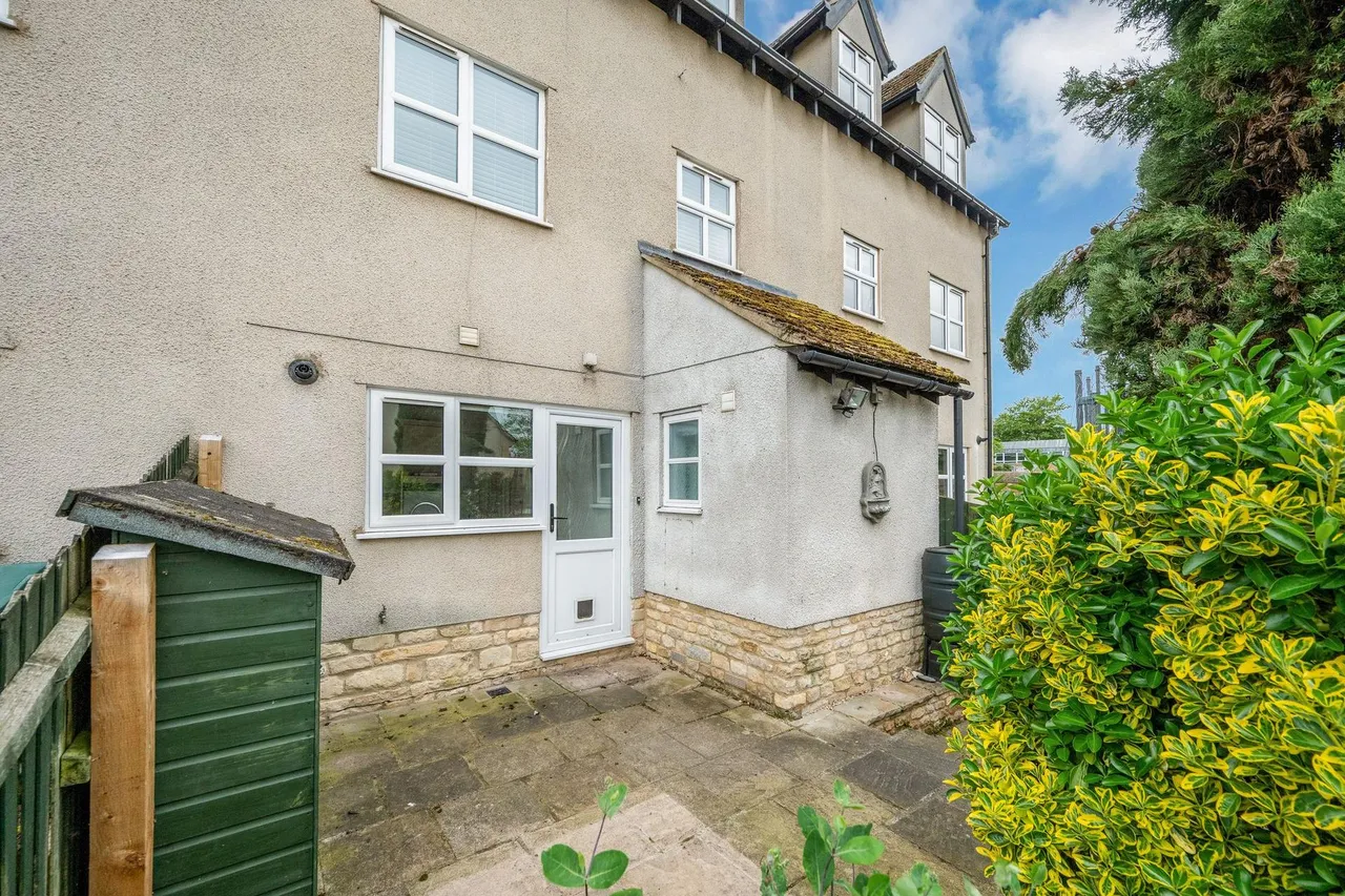Daniel Court, Stamford, PE9, photo 15