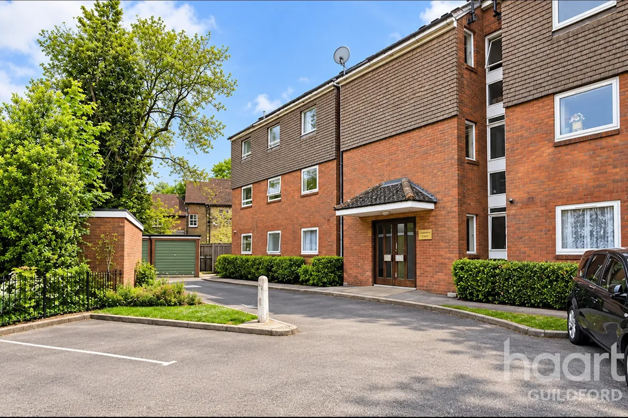2 bed flat to rent, Lower Street, GU27