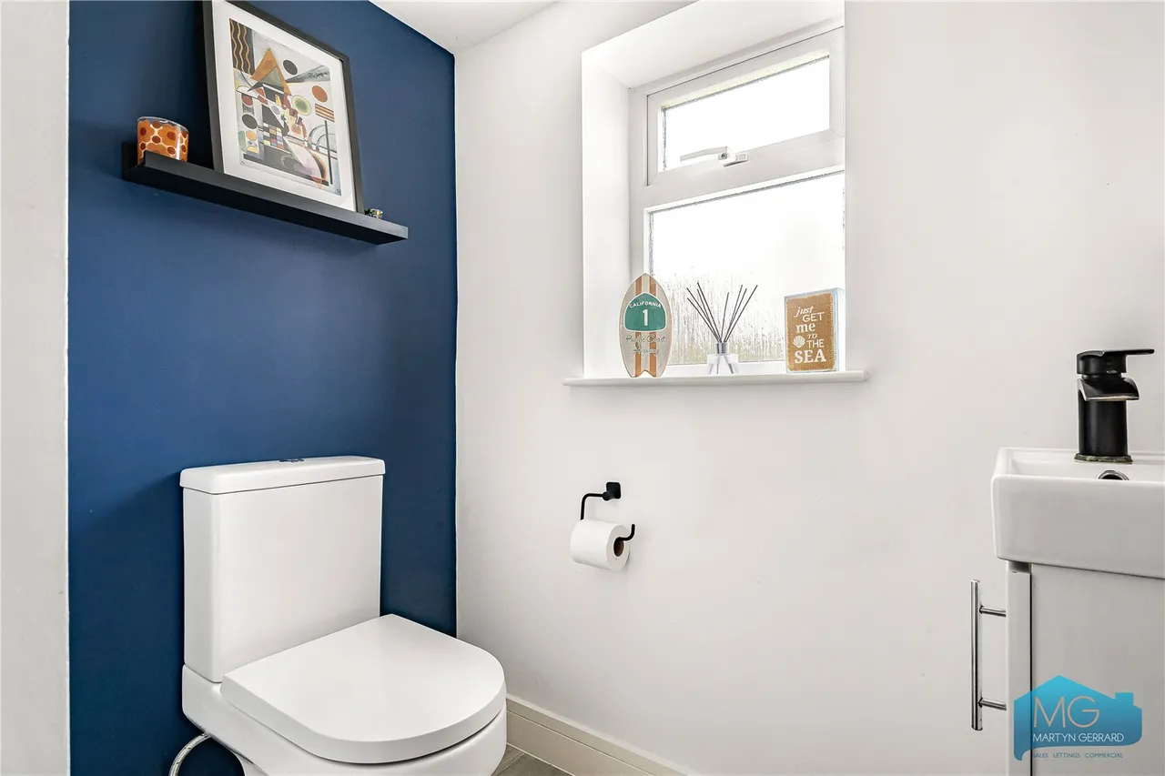 Beverley Close, London, N21, photo 8