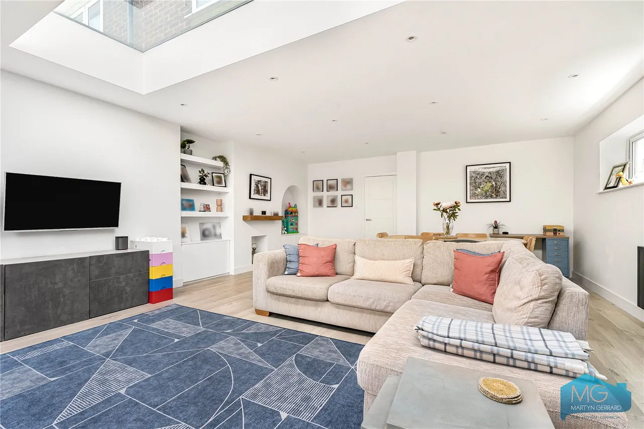 Beverley Close, London, N21, photo 5