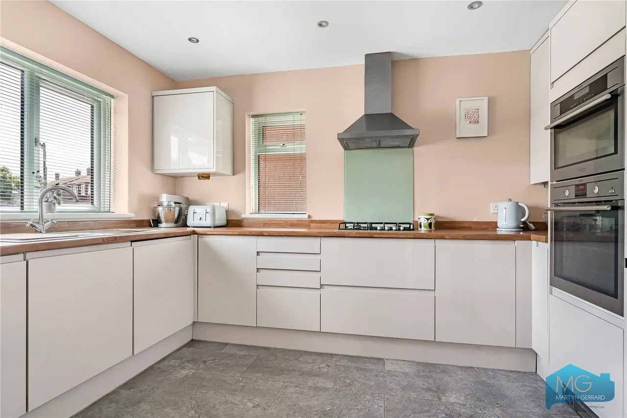 Beverley Close, London, N21, photo 6