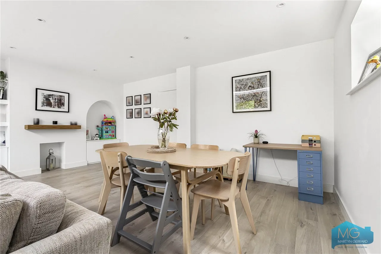 Beverley Close, London, N21, photo 4