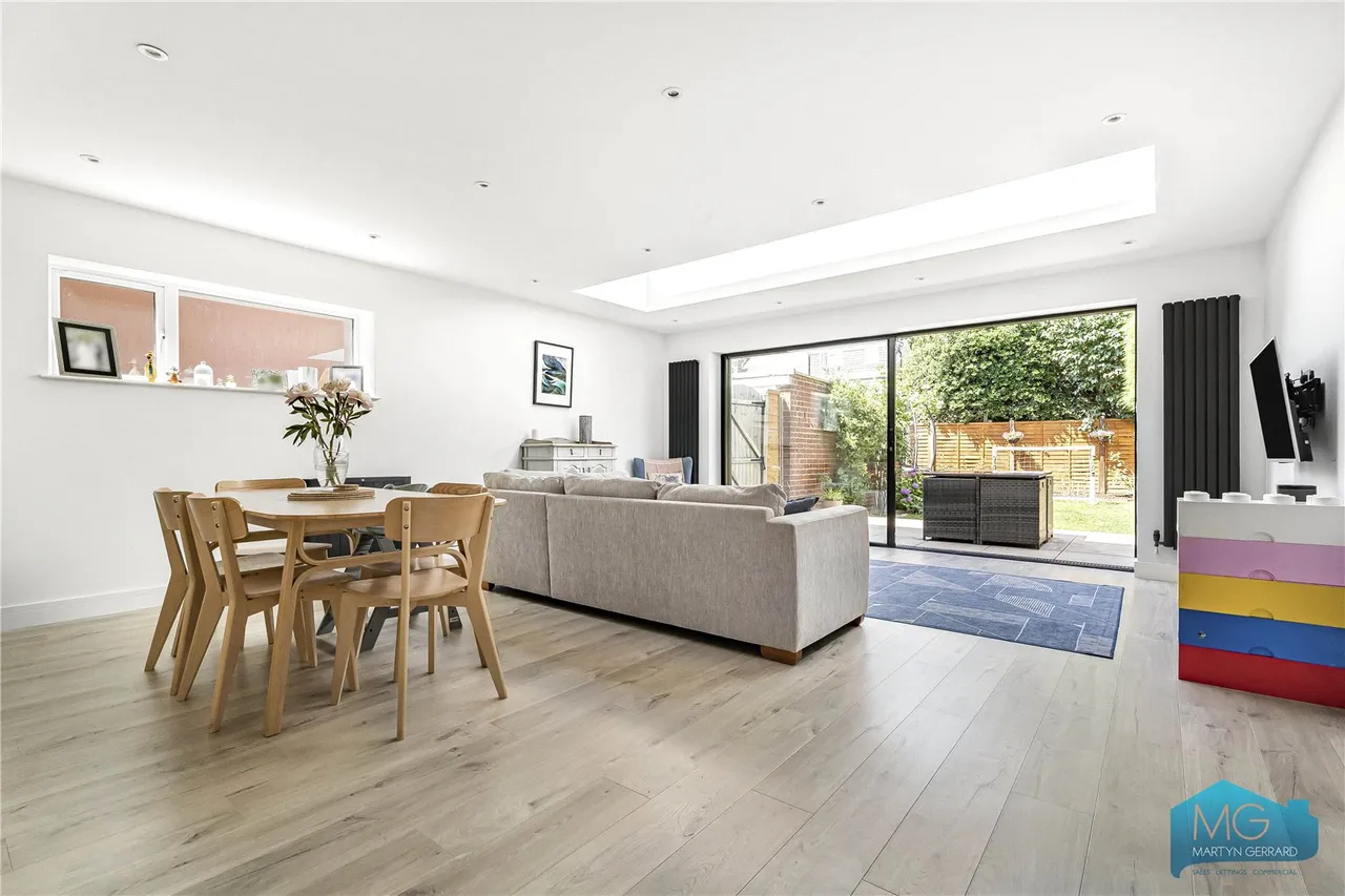 Beverley Close, London, N21, photo 3
